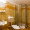 Hotel Juniperus felújított, szép fürdőszobája Kecskeméten