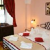Hotel Klastrom elegáns kétágyas szobája Győrben