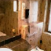 Szép és modern fürdőszoba a Kalmár panzióban 